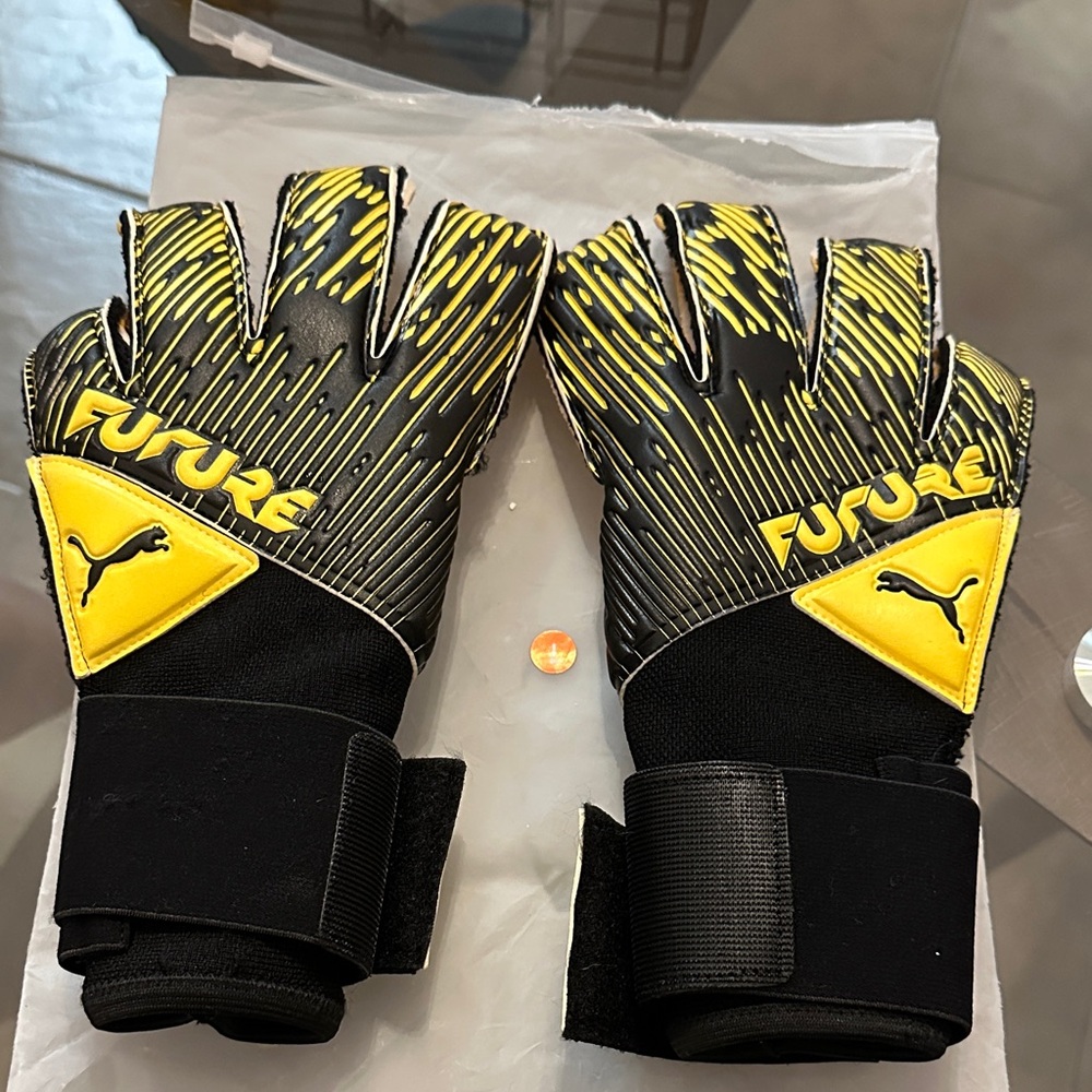 Puma Future Black and Yellow Soccer goalkeeper  Gloves Size 7